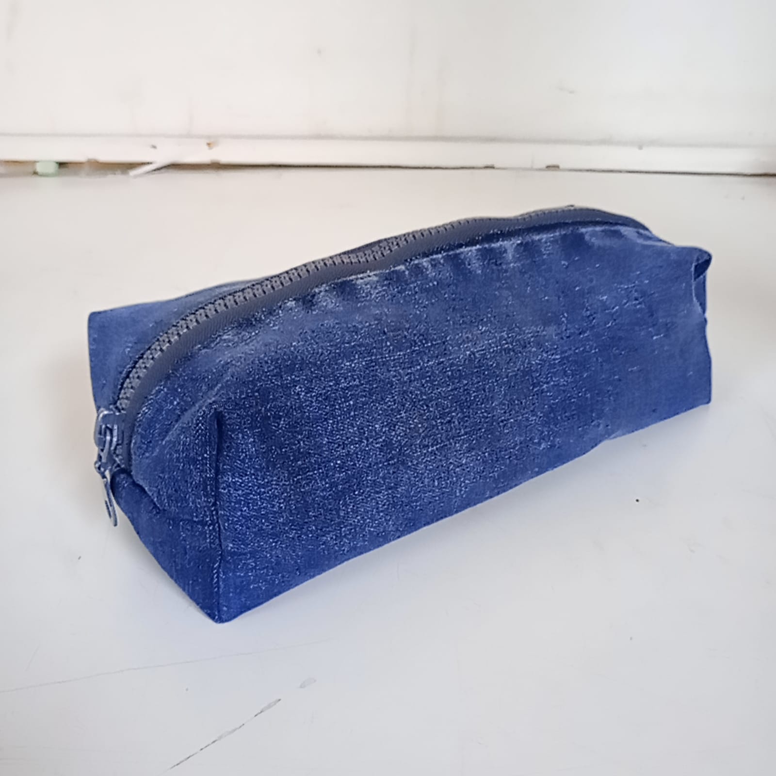 Cartuchera azul de jean reciclado